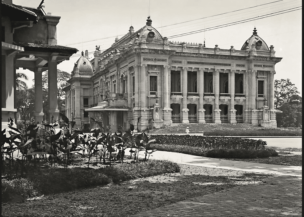 An iconic landmark since the early 20th century, the Hanoi Opera House was a center for elite gatherings (Source: Nh&agrave; H&aacute;t Lớn H&agrave; Nội)